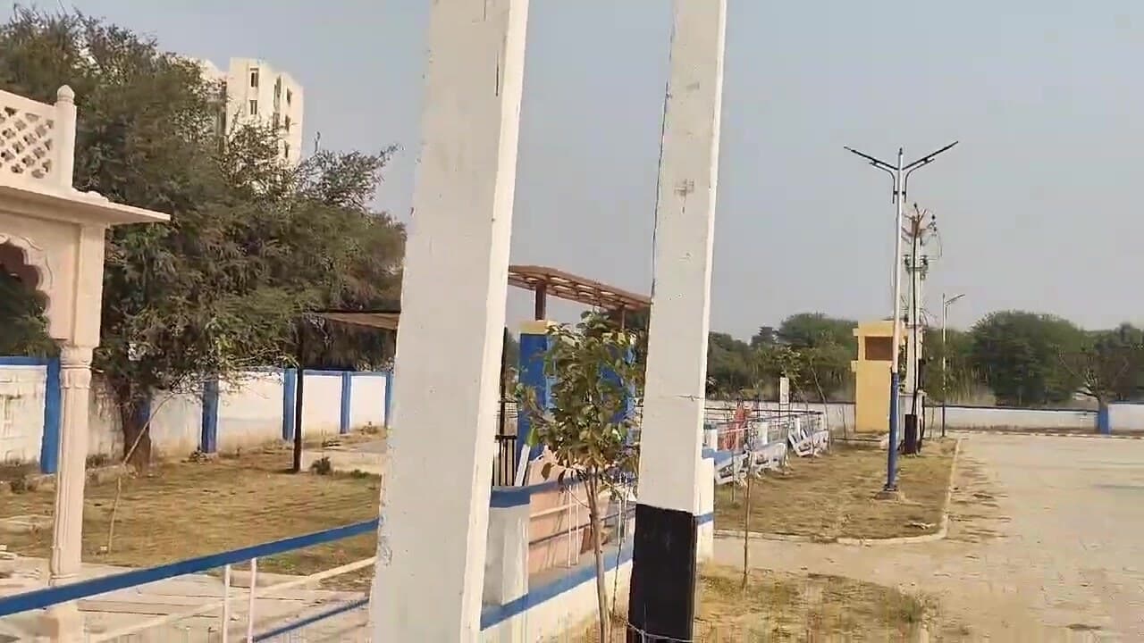 Sagar Enclave — Landscaped seating area